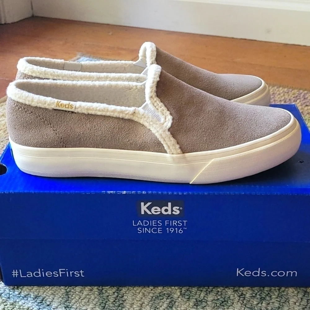 Keds Slip on Sneaker with faux shearling foot bed. Size 5.5